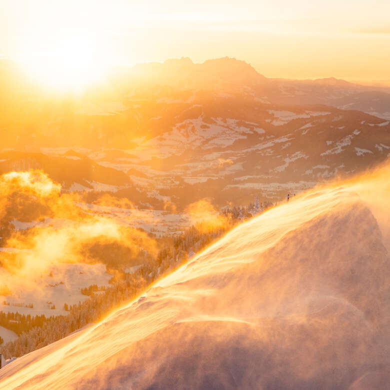 Sonnenuntergang im Winter mit verschneitem Bergrücken des Hochgrats.