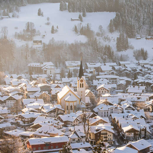 Verschneite Ortsansicht von Oberstaufen.