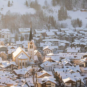 Verschneites Ortszentrum von Oberstaufen.