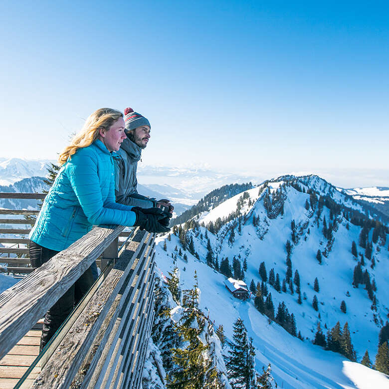 Der Hochgrat bei Oberstaufen im Allgäu lockt auch im Winter mit Ausblicken und Wintersport. Ein Highlight ist die Rodelbahn. Über fünf Kilometer geht es rasant den Hochgrat hinunter.