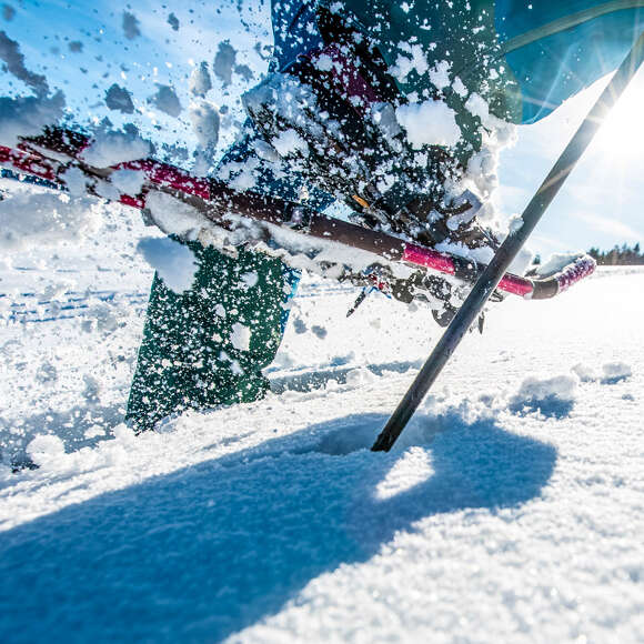 Mit den Schneeschuhtouren am Hochgrat geht es in die verschneite Natur von Oberstaufen im Allgäu.