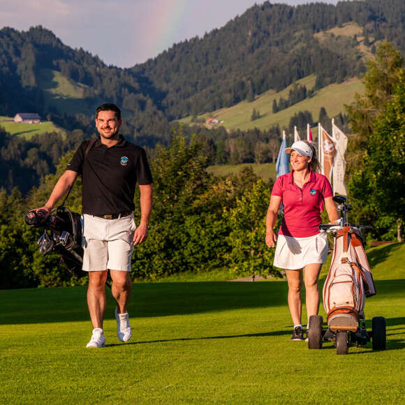 Golfen auf dem Golfplatz Steibis inmitten der Allgäuer Berge