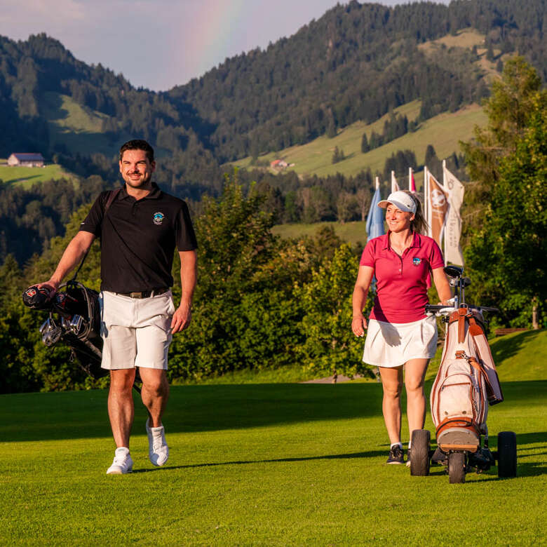 Golfen auf dem Golfplatz Steibis inmitten der Allgäuer Berge