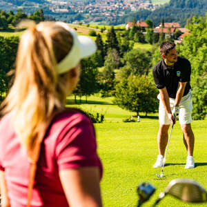 Golfer auf dem Golfplatz Steibis mit Ausblick auf Oberstaufen