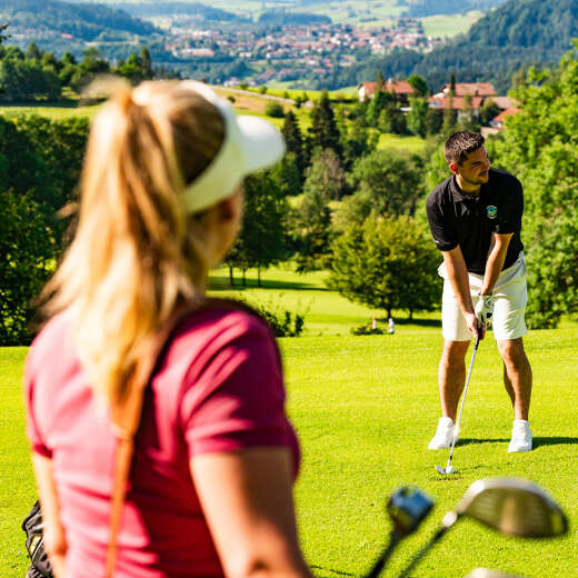 Golf in Steibis mit Ausblick Golfer auf dem Golfplatz Steibis mit Ausblick auf Oberstaufen