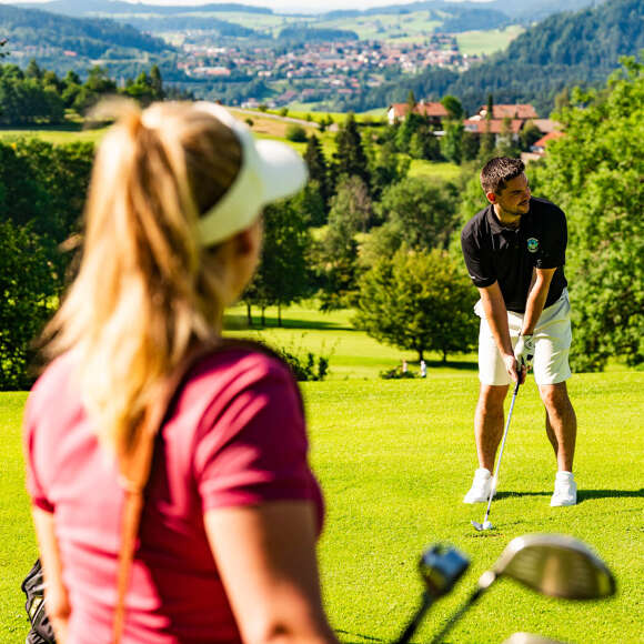 Golf in Steibis mit Ausblick Golfer auf dem Golfplatz Steibis mit Ausblick auf Oberstaufen