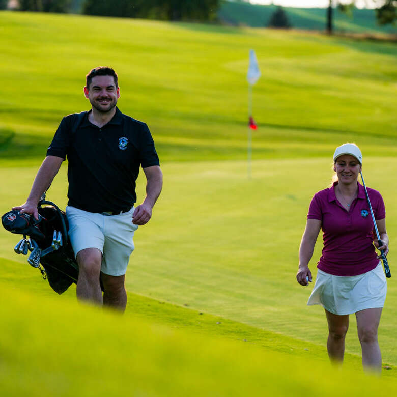 Golfer auf dem Weg zum nächsten Loch auf dem Golfplatz Steibis