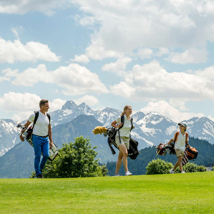 Familie auf dem Golfplatz Sonnenalp mit Alpenpanorama
