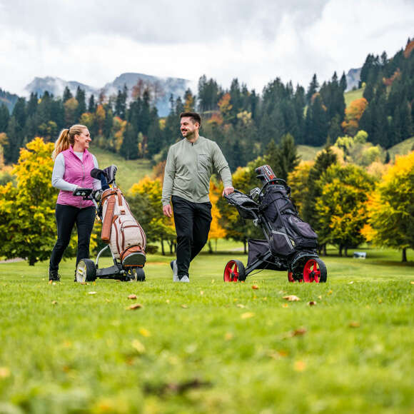 Golfen auf dem Golfplatz Steibis im Allgäuer Herbst