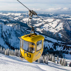 Gondel Hochgratbahn Winter Gondel der Hochgratbahn im Winter mit Bergpanorama