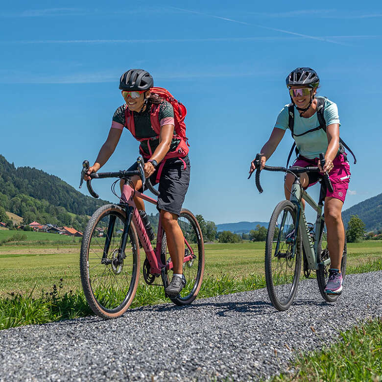 Graveln auf den Schotterwegen bei Oberstaufen in der grünen Natur im Sommer.