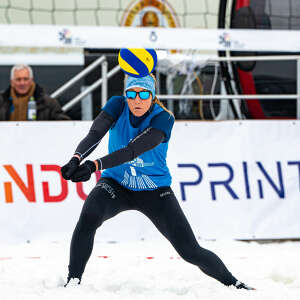 Professionelle Snow-Volleyballerin im Spiel in Oberstaufen
