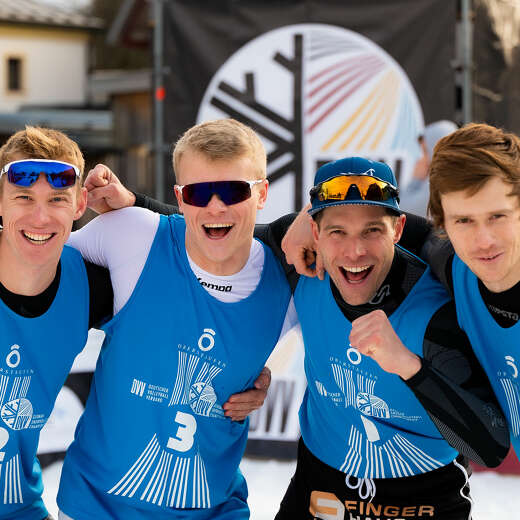 Gewinner strahlen in die Kamera bei den Deutschen Snow-Volleyball Meisterschaften in Oberstaufen