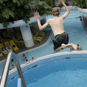 Sprung ins Wasser vom Sprungturm im Aquaria.