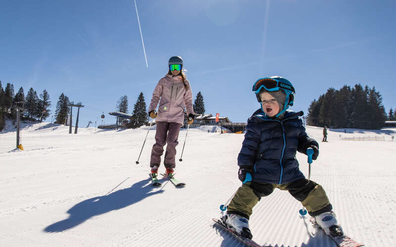 Skifahren mit Kindern auf den Pisten in Oberstaufen.