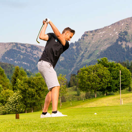 Abschlag auf dem Panorama-Golfplatz in Steibis