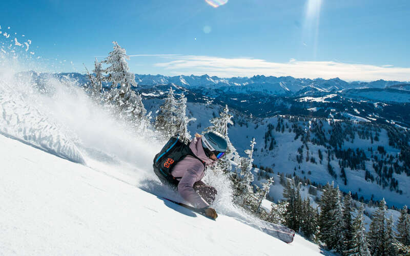 In Oberstaufen bieten drei Skigebiete unzählige Pistenkilometer zum Skifahren im Allgäu. Hochgrat, Imberg und Hündle sind ideal für Skifahrer und Snowboarder. Der Skiurlaub in Oberstaufen im Allgäu verspricht unvergessliche Erlebnisse.