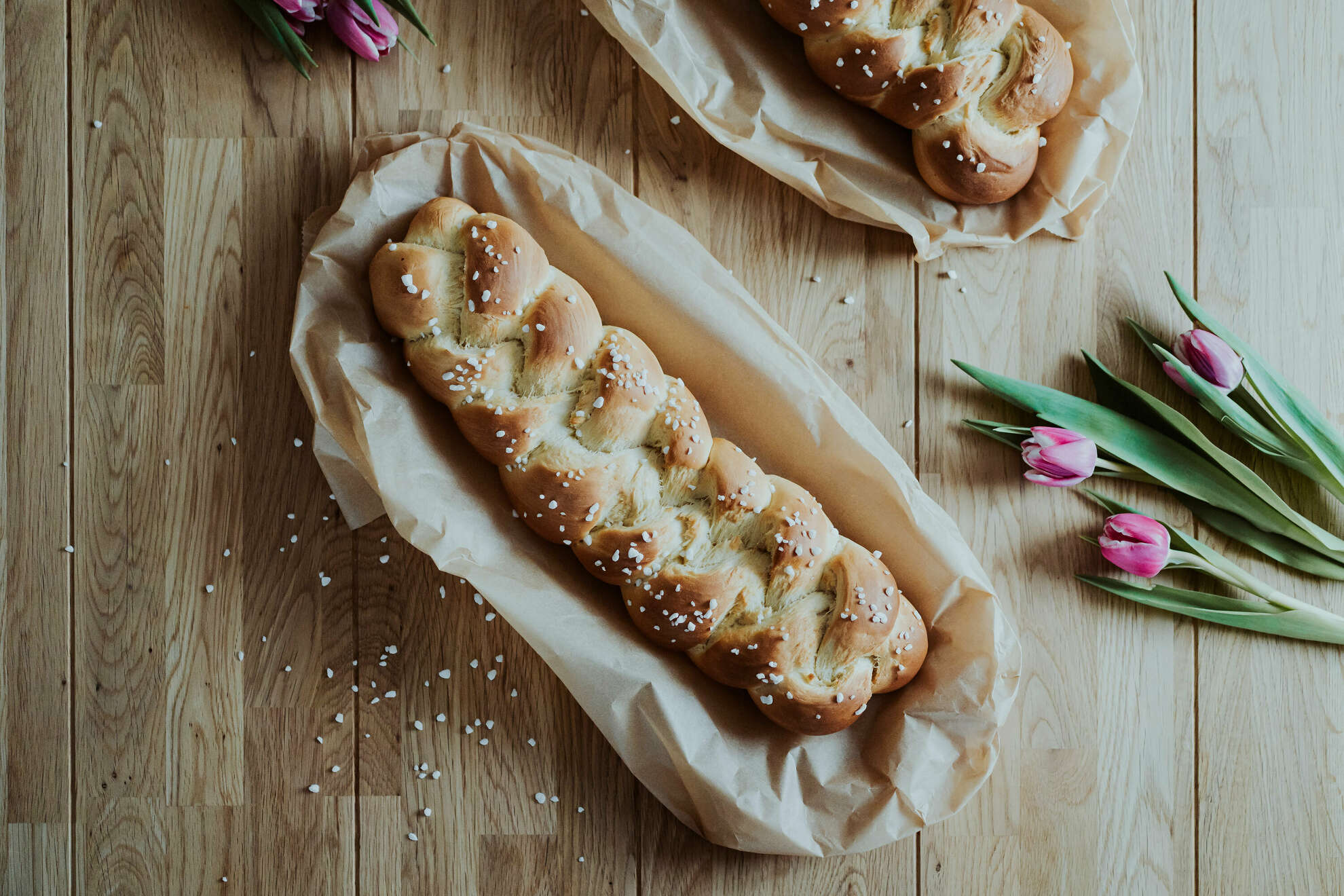 Die goldbraune Kruste des frisch gebackenen Hefezopf lädt zum Reinbeißen ein.