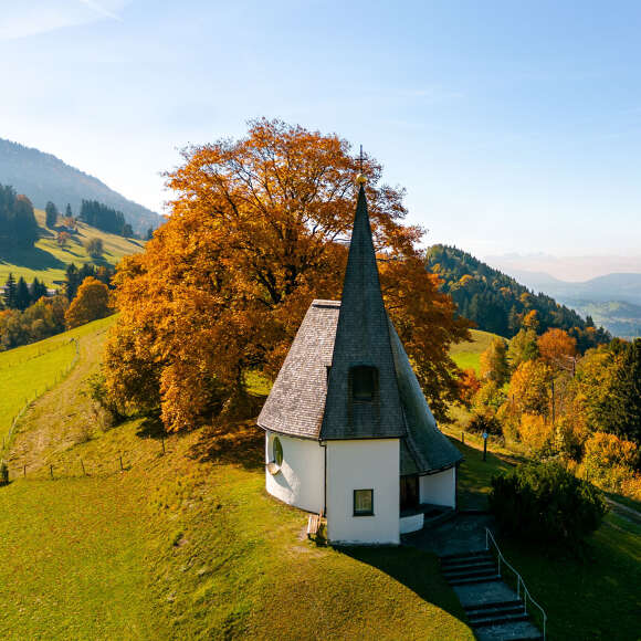 Nebelschwaden ziehen durch die Allgäuer Natur.