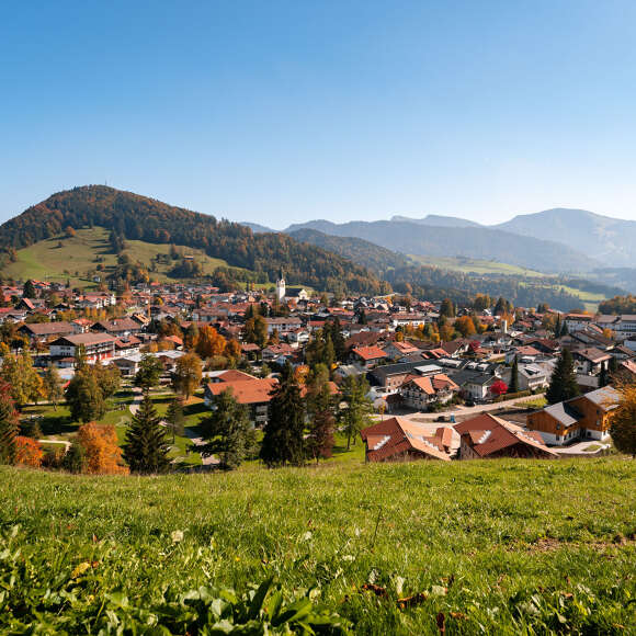 Herbstlicher Panoramablick auf Oberstaufen und die Nagelfluhkette