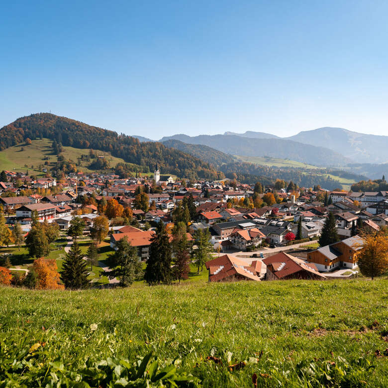 Herbstlicher Panoramablick auf Oberstaufen und die Nagelfluhkette Herbstlicher Panoramablick auf Oberstaufen und die Nagelfluhkette
