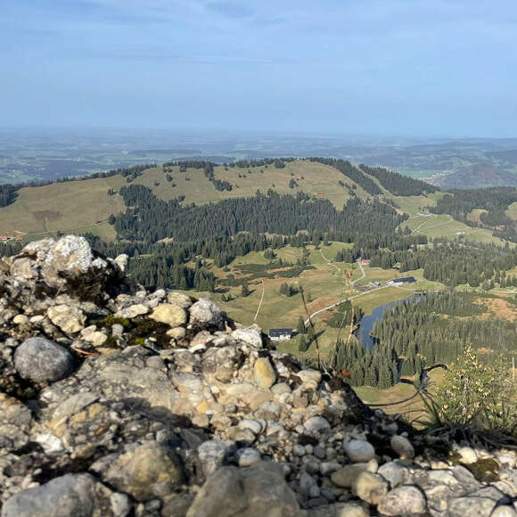 Nagelfluhgestein mit Blick auf die Allgäuer Voralpen.