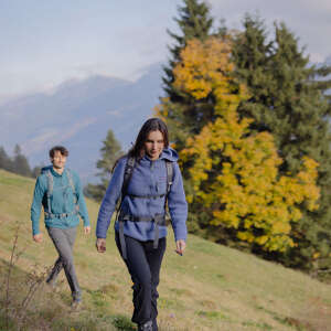 Herbstliche Wanderung am Kojenstein Zwei Wanderer gehen im Herbst über einen Wanderweg in Oberstaufenmit Blick auf die Nagelfluhkette.