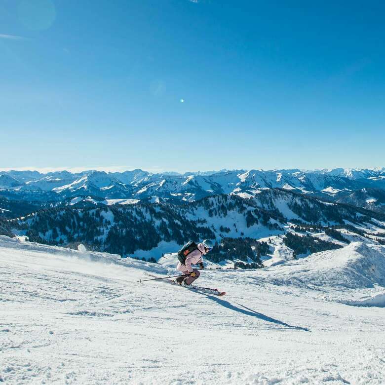 Der Hochgrat bei Oberstaufen liegt in den atemberaubenden Bergen des Allgäus. Im Winter genießt man Ausblicke über verschneite Gipfel.