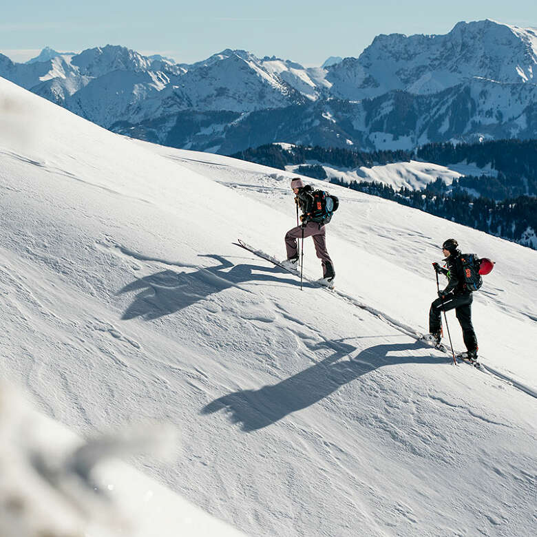 Skitouren bei Sonnenschein mit Bergsicht in Oberstaufen