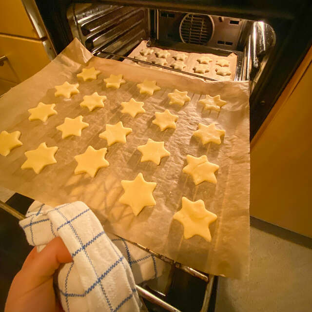 Die ausgestochenen Plätzchen kommen auf einem Backblech in den Ofen.