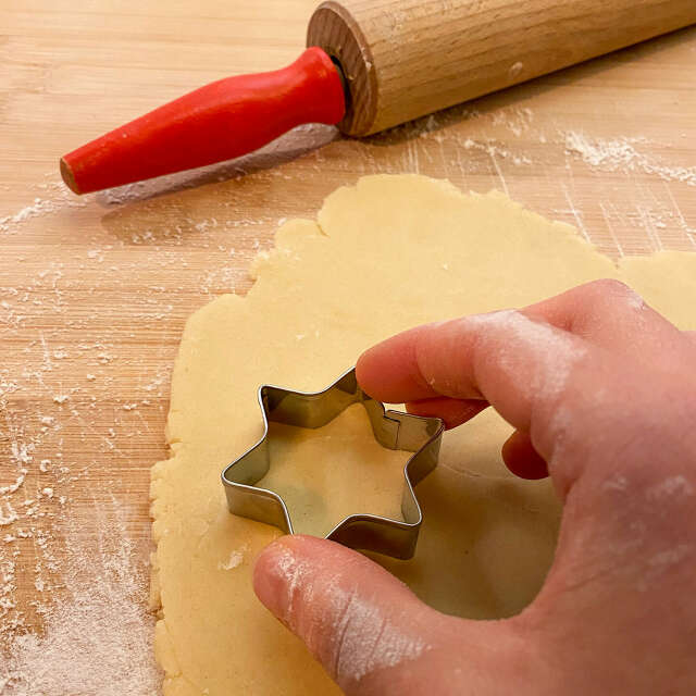 Mit einem Plätzchen-Ausstecher werden die Laible ausgestanzt.