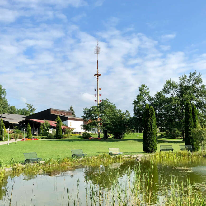 Der Maibaum steht in Oberstaufen traditionellerweise im Oberstaufen PARK.