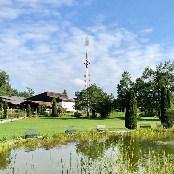 Allgäuer Tradition des Maibaum Aufstellens in Oberstaufen