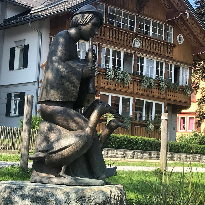 In Oberstaufen stehen zahlreiche Werke des Bildhauers Fidelis Bentele