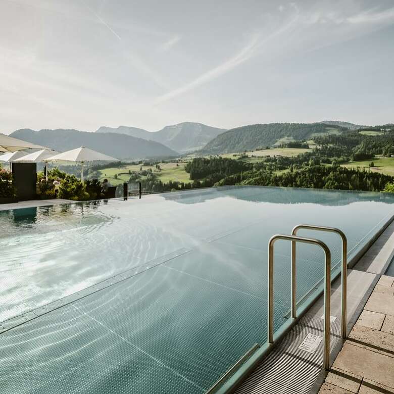 Infinitypool im Bergkristall in Oberstaufen mit Bergpanorama