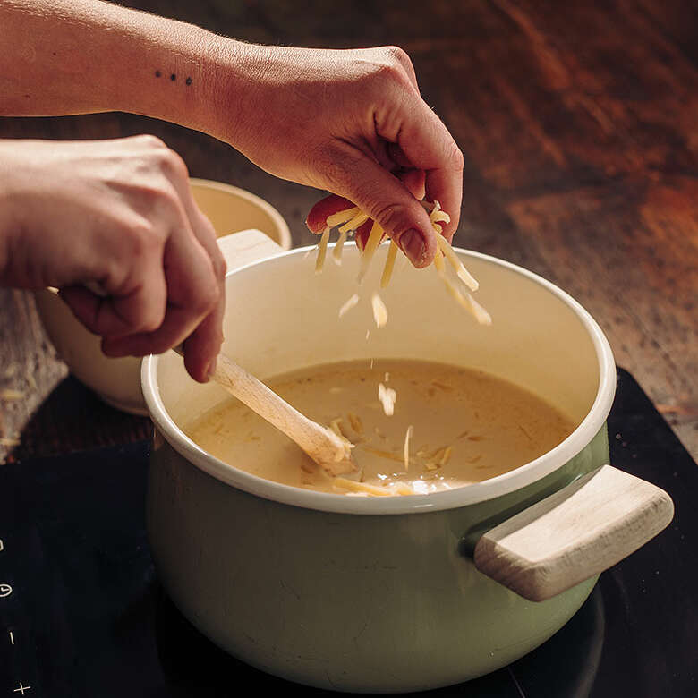 Zubereitung der Allgäuer Käsesuppe.