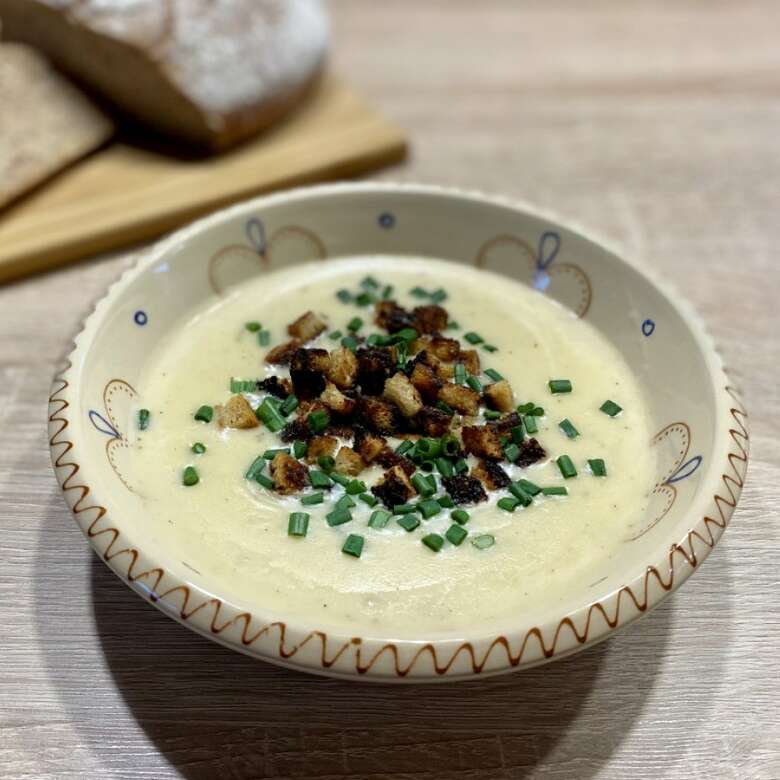 Allgäuer Kässuppe Käsesuppe in Suppenschüssel mit Schnittlauch und Croutons