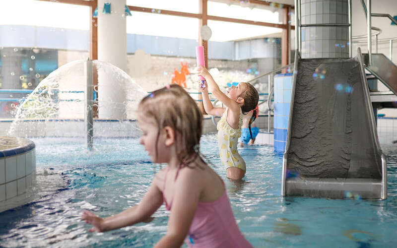 Kinder planschen im Kinderbecken des Erlebnisbads Aquaria Oberstaufen