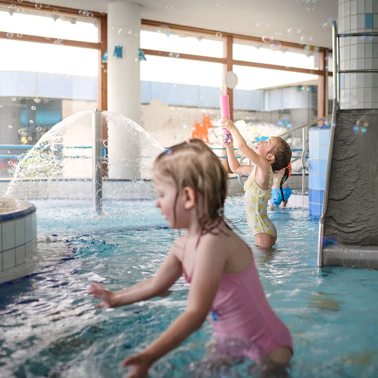 Kinder planschen im Kinderbecken des Erlebnisbads Aquaria Oberstaufen
