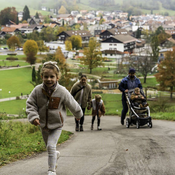 Spazieren mit Kinderwagen Familie wandert mit Kinderwagen auf dem Panoramaweg über den Oberstaufen PARK