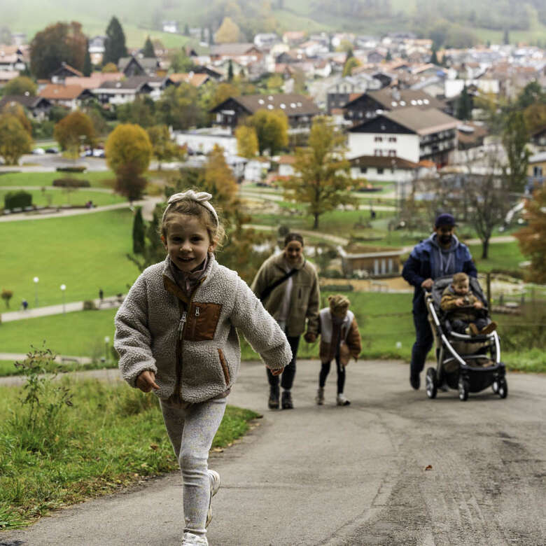 Spazieren mit Kinderwagen Familie wandert mit Kinderwagen auf dem Panoramaweg über den Oberstaufen PARK