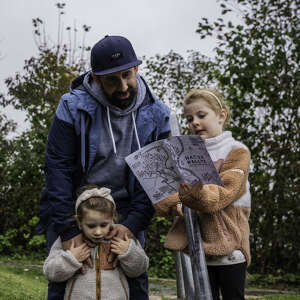 Familie auf Erkundungstour in Oberstaufen mit der Kinder-Rallye