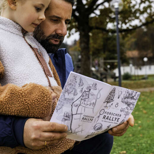 Familie löst die Rätsel der Forscher-Rallye im Oberstaufen PARK.