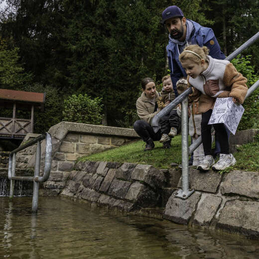 Familie löst die Aufgaben der Naturrallye im Oberstaufen Park
