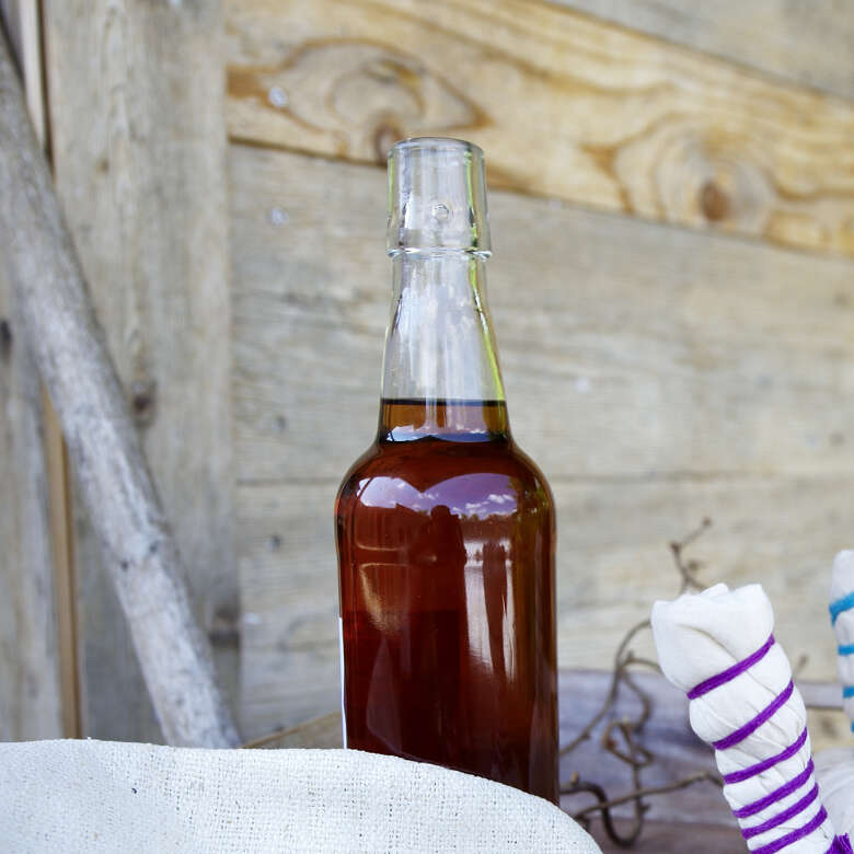 Öl-Flasche mit Kräutersäckchen