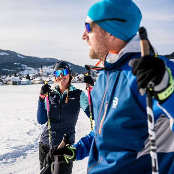 Langläufer auf der Loipe in Kalzhofen mit Blick auf Oberstaufen