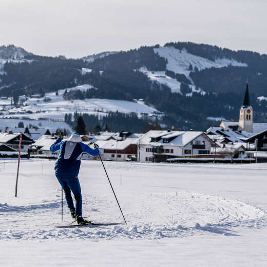 Skating um die Kurven der Kalzhofer Loipe mit Blick auf Oberstaufen