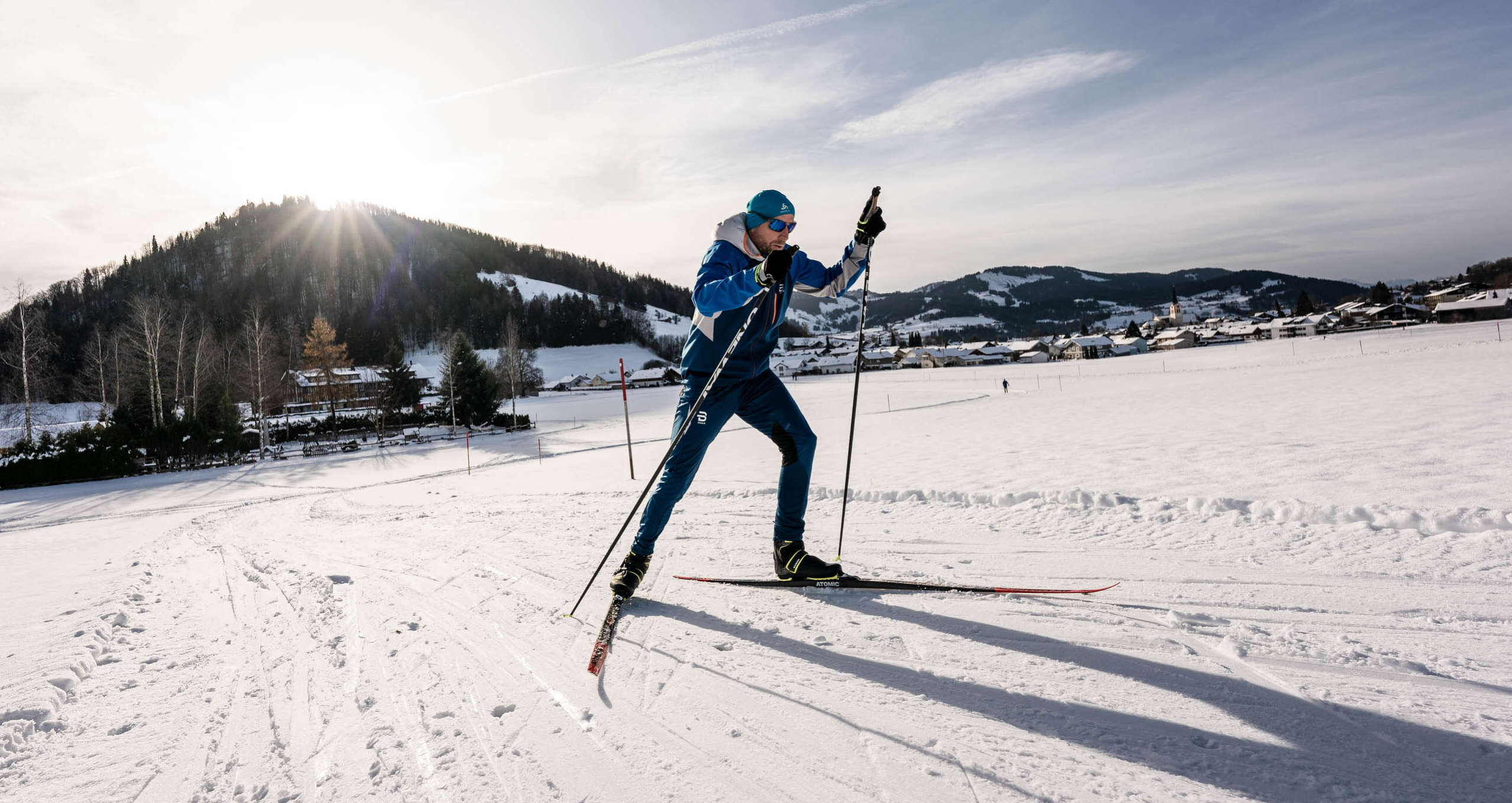 Langlaufen auf der Kalzhofer Loipe in der Wintersonne von Oberstaufen
