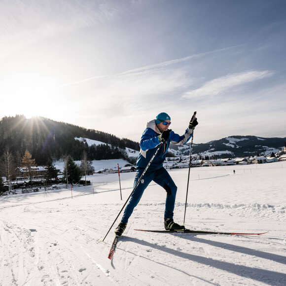 Langlaufen auf der Kalzhofer Loipe in der Wintersonne von Oberstaufen