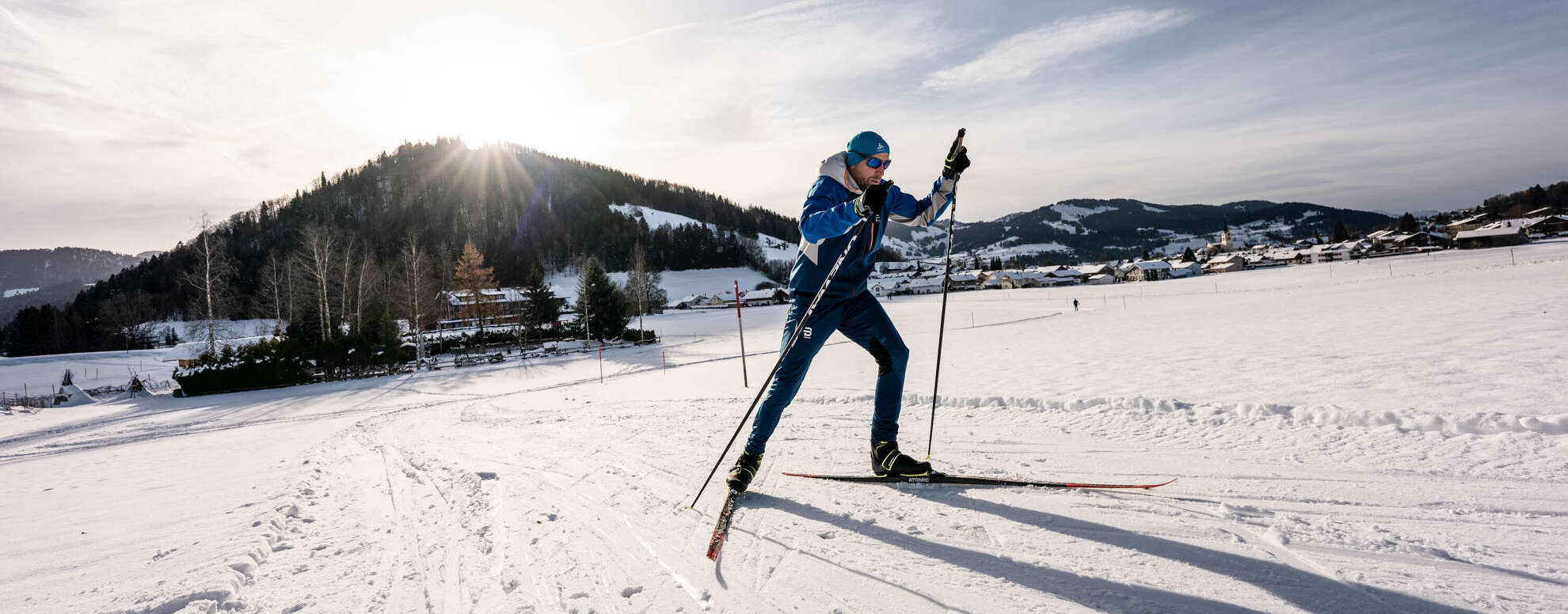 Langlaufen auf der Kalzhofer Loipe in der Wintersonne von Oberstaufen